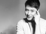 组图：张丹峰黑白写真 暖男气质凸显亲和力