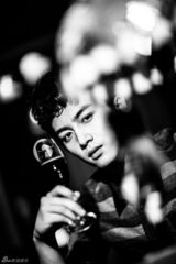 组图：陈晓【演员】黑白复古大片 举高脚杯吐舌卖萌