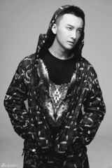 组图：新星牛骏峰时尚写真演绎雅痞小鲜肉