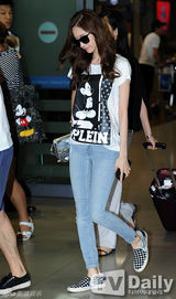 组图：少女时代允儿亮相机场 短衫仔裤难掩苗条曲线