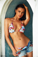 组图：C罗女友伊莲娜比基尼诱惑 透视装现双乳