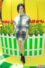 组图：佘诗曼掌勺大展厨艺 小男生献红心表爱意