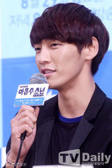 组图：BTOB星材A pink初珑牵手出席发布会