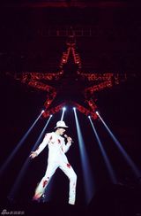 组图：张杰个唱努力玩时尚 中弹装花长袍上身