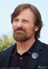 组图：《远征》记者会 导演阿隆索秀旗帜