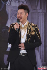 组图：潘玮柏《小丑》自创MV挑战不同类型角色