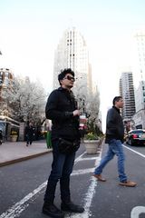 组图：陈晓东漫游街头 蓄须素颜秀男人味