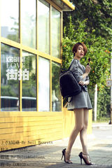 明星爱街拍：戚薇力挺晒搭配 灰色套裙时尚帅真