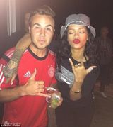 组图：蕾哈娜与德国队狂欢 小猪与王子左右献吻