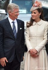 组图：威廉王子出席纪念活动 凯特王妃露甜笑