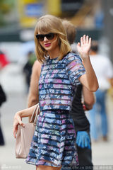 组图：泰勒-斯威夫特着透视裙秀无敌长腿 遭大叔偷瞄