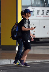 组图：郑恺带助理潮装回京  赶往饭店与友会餐