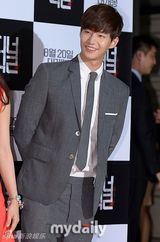 组图：韩星郑柔美出席首映 下衣失踪秀性感