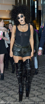 组图：Gaga化“行尸妆”出巡 包臀皮裤SM既视感