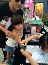 组图：陈浩民一家四口出游 女儿美艳儿子呆萌