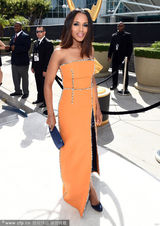 组图：《丑闻》女星凯莉-华盛顿橘色礼服现身