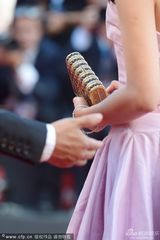 组图：赵薇威尼斯红毯惹眼 艳粉裙大露背如女王