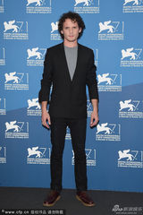 组图：《活埋前女友》发布会 安东尤金拥两美女