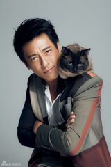 组图：吕颂贤与猫咪亲密互动 尽显男人温柔