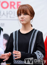 组图：韩女团AOA运动装亮相难掩性感美腿