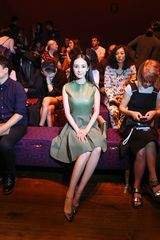 组图：杨幂产后复出时装周 绿装清爽上围抢镜