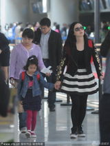 组图：徐峥女儿呆萌乖巧 母女返京与爸爸团聚