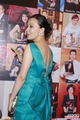 组图：刘嘉玲绿裙淡雅秀美背 欲回TVB拍剧