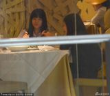 组图：徐娇穿校服与母亲逛街 边吃边聊不顾吃相