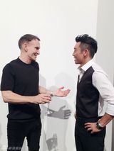 组图：郑恺米兰头排看秀 黑白拼接获设计师赞赏