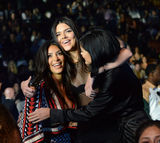 组图：卡戴珊露酥胸与家族两姐妹台下贴脸深拥