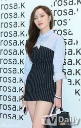 组图：2PM尼坤帅气亮相秀长腿 挑战设计师