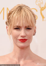 组图：《广告狂人》詹纽瑞-琼斯抹胸红裙甜美