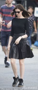 组图：御姐范儿！安妮-海瑟薇穿皮裙拍戏 戴墨镜冷酷