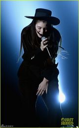 组图：洛德黑唇献唱似女巫 羽毛装扮大鸟