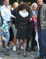 组图：Gaga惊悚爆炸头围脖夸张复古 爱犬摆臭脸