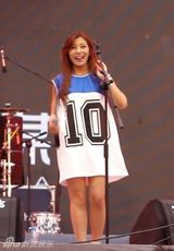 组图：程晨卖力演出不惧走光 摇滚女声不忘卖萌