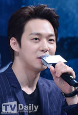 组图：朴有天宣传新片心情超好笑不停