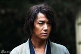 组图：福山雅治与后辈佐藤健主演《浪客剑心》挑战激烈动作戏