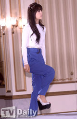 组图：BTOB星材A pink初珑牵手出席发布会