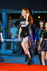 独家：韩女团同场争人气 抛胸露腿抢风头