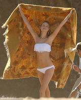 组图：维密超模悬崖拍封面 身材火辣诱人