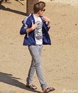 组图：小贝一家骑马出游 辣妹变身酷帅女骑士