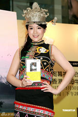 幻灯图：伏明霞直言不会再添子 华姐苟芸慧装扮抢眼