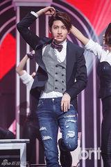 组图：少女时代回归打榜夺冠 西装礼帽显帅气