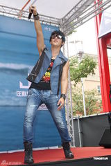 组图：汪东城摇滚风会歌迷 否认与炎亚纶有心结