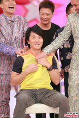 组图：郑伊健陈小春《无敌奖门人》录影玩游戏