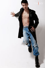 组图：张丹峰拍摄最新写真 彰显十足男人味