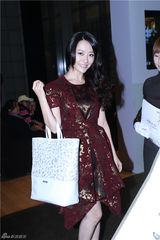 组图：白冰助阵品牌新装发布会 优雅不失妩媚