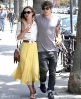 组图：凯拉-奈特莉和帅气男友亮相街头十指交错