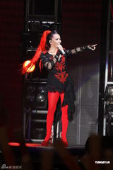 组图：阿妹身著爆乳装开唱 歌迷现场点唱饱耳福